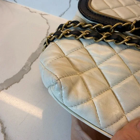 CHANEL Quilted Lambskin White Bag - Picture 8 of 17